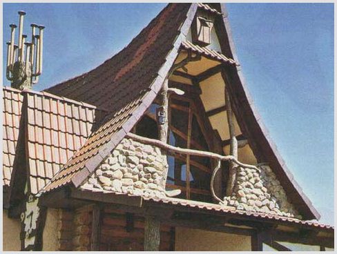 Мансардная крыша с балконом – идеальный вариант для обустройства гостиной