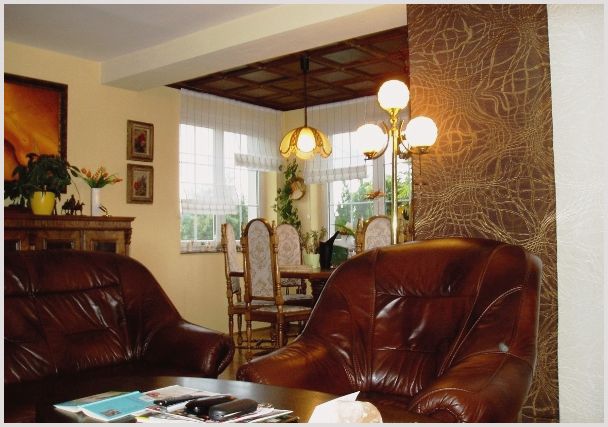Особенности сочетания настенных покрытий разного типа: несколько ярких методик и фото комбинированных обоев в гостиную