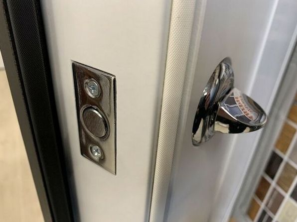 Укрепление безопасности дома: прочность металлических входных дверей