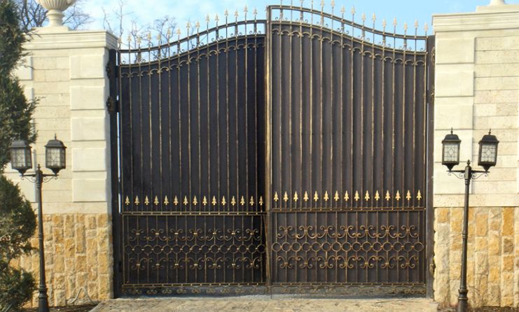 Почему металлические распашные ворота остаются популярными?
